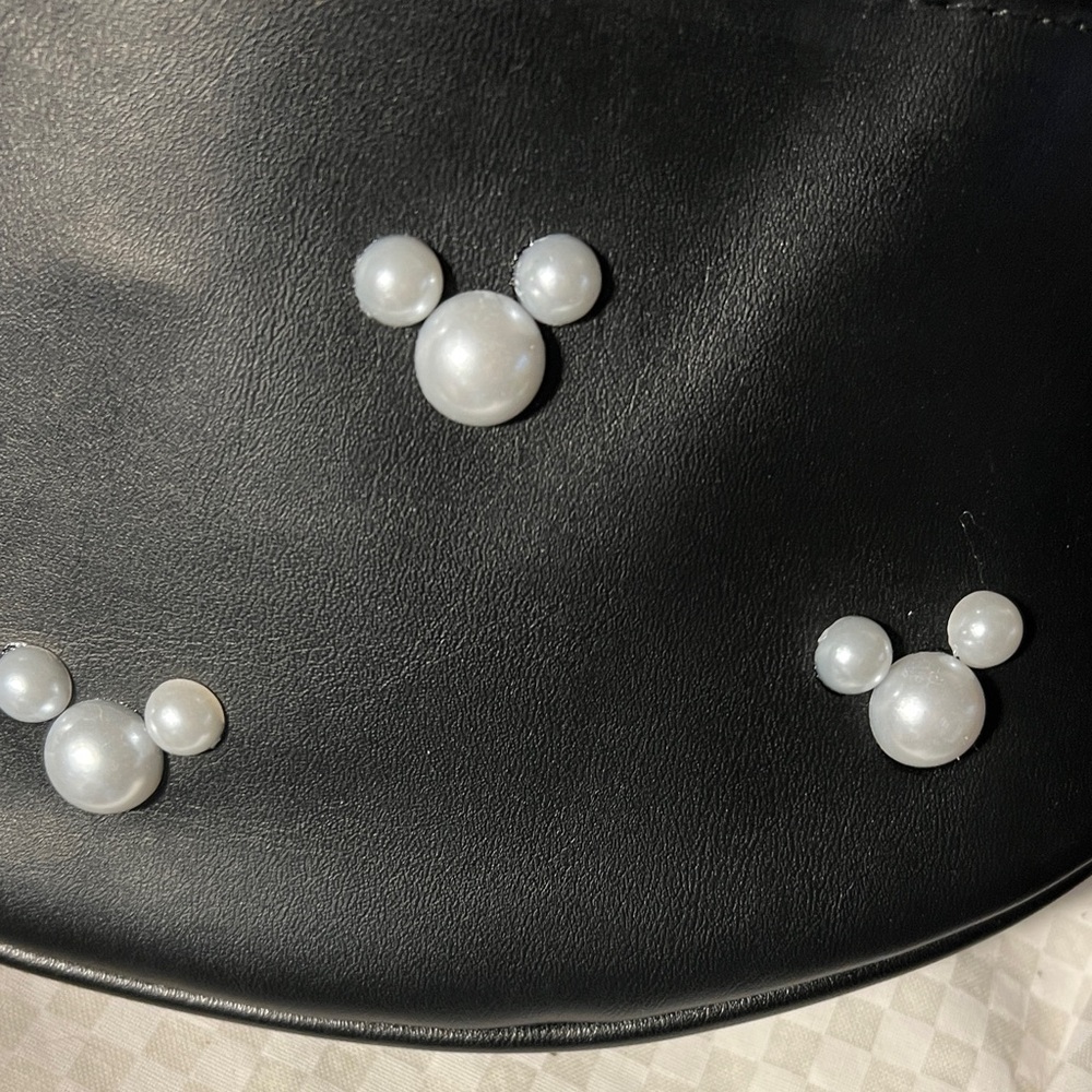 Chic Black Crossbody Bag with Pearl Details - Picture 4 of 4